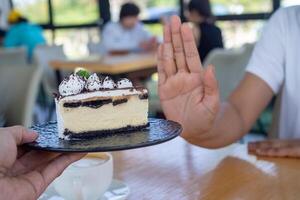 Schönheit schlank weiblich Körper verwechseln Nachspeisen. Frau im Restaurant erreicht Gewicht Verlust Tor zum gesund Leben, verrückt Über Dünnheit, dünn Taille, Ernährungsberater. Diät, Körper Form. foto