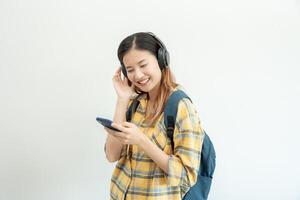 schöne asiatische Studentin mit Rucksack und Büchern im Freien. lächelndes Mädchen, das glücklich ist, viel Buch auf dem College-Campus zu tragen. Porträtfrau an der International Asia University. Bildung, Studium, Schule foto