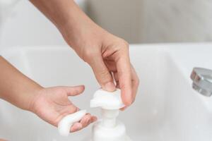 wenig Kind Hände waschen mit Seife Luftblasen und spülen mit sauber Wasser zu verhindern und halt das Verbreitung von Keime nach zurück zu heim, Virus oder COVID-19. gut Gesundheit und gut persönlich Hygiene, Virus, Bakterien foto