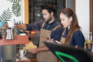 Asien Paar Inhaber glücklich und Lächeln erhalten bestellen von Kunde. Garantien Sicherheit, Sauberkeit, öffnen das Kaffee Geschäft. öffnen zum Neu normal. klein Geschäft, Willkommen, Restaurant, Zuhause gemacht, Cafe foto