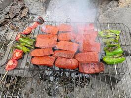 köstlich gegrillt Würstchen gekocht auf das Grill. foto