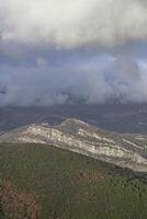 Frühling im das Berge, schön Berg Landschaft. Aussicht von das Berg Angebot und Grün Bäume. Sommer, Herbst und Winter. budva, Montenegro. Europa. Hintergrund. zum Text. Banner. Postkarte. foto