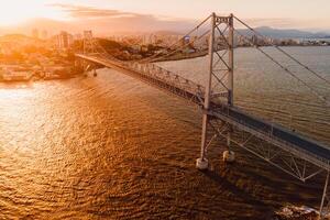 das Sonnenuntergang beim das herlicio Luz Brücke. Brücke im florianopolis foto