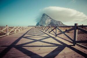 das Felsen von Gibraltar von das Strand von la Linie, Spanien foto