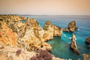 Felsen und felsig Strand im Portugal, Lagos foto