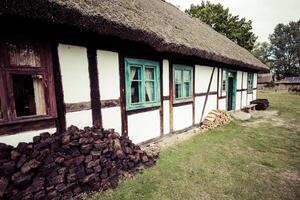 traditionell mit Stroh gedeckt Haus kluki Polen foto