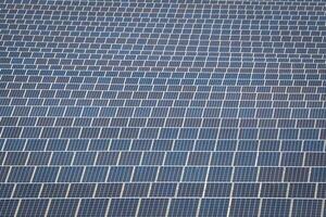 Solarpanel erzeugt grüne, umweltfreundliche Energie aus der Sonne. foto