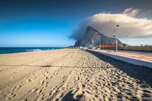 das Felsen von Gibraltar von das Strand von la Linie, Spanien foto