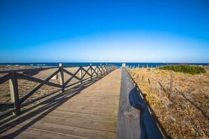 Aussicht über hölzern Steg, la linea de la Konzeption, Costa del Sol, Cadiz Provinz, Andalusien, Spanien foto