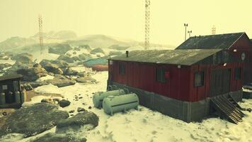 Antarktis Base einstellen im ein natürlich Hafen im Vorderseite von das Antarktis Halbinsel foto