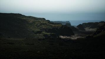 ein Aussicht von das Ozean von das oben von ein Hügel foto