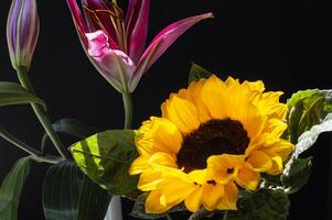 ein Gelb Sonnenblume mit Lilie foto