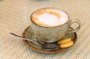 Tasse von Latté Kaffee und Löffel auf grau Zähler 3 foto