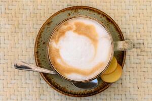 Tasse von Cappuccino auf ein Tabelle im ein Cafe. schön Schaum, Weiß Keramik Tasse, Kopieren Raum. 2 foto
