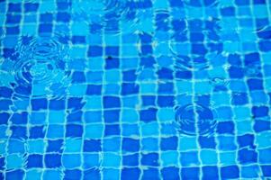 Tropfen von Wasser auf das Oberfläche von das Wasser im das Schwimmbad foto