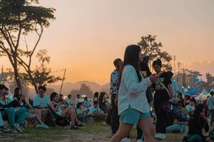 Korat, Thailand, 2023 - - Menschen haben Spaß beim draussen Musik- Festival. foto