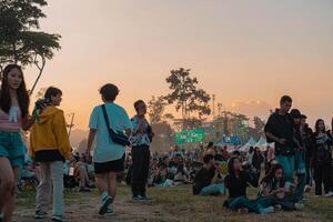 Korat, Thailand, 2023 - - Menschen haben Spaß beim draussen Musik- Festival. foto