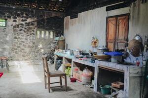 Porträt von traditionell Küche im Indonesien Innere und Atmosphäre Innerhalb ein traditionell Jahrgang Haus, meistens benutzt zum vorbereiten köstlich Mahlzeiten foto