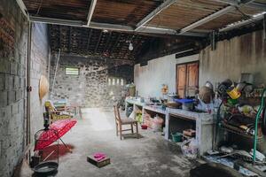 Porträt von traditionell Küche im Indonesien Innere und Atmosphäre Innerhalb ein traditionell Jahrgang Haus, meistens benutzt zum vorbereiten köstlich Mahlzeiten foto