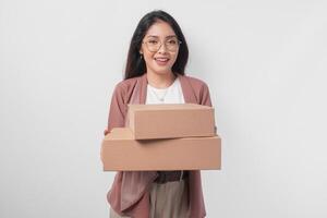 süß asiatisch Frau tragen Brille präsentieren Geschenk Paket Box Über isoliert Weiß Hintergrund. foto