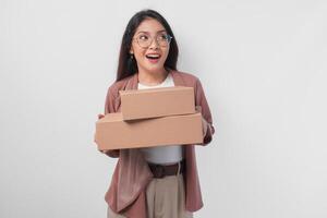 süß asiatisch Frau tragen Brille präsentieren Geschenk Paket Box Über isoliert Weiß Hintergrund. foto