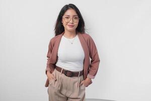 stilvoll asiatisch Frau tragen Brille tun ein schick und elegant Pose isoliert durch Weiß Hintergrund. foto
