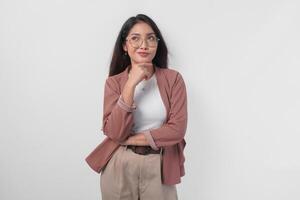nachdenklich jung asiatisch Frau im Brille finden Idee suchen beiseite zu das Kopieren Raum, isoliert Über Weiß Hintergrund. foto