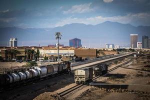 las vegas stadt, umgeben von roten felsbergen und tal des feuers foto