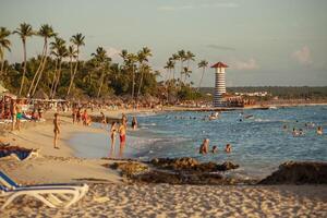 bayahibe dominikanisch Republik 13 Dezember 2019 bayahibe Strand beim Sonnenuntergang mit Touristen foto