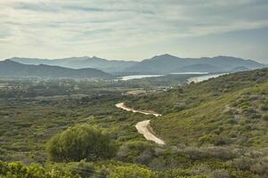 hügelige Landschaft typisch für die Küste Südsardiniens foto