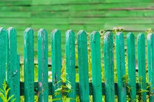 Fragment von ein hölzern Zaun gemalt Grün foto