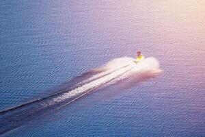 Wasserfahrrad, Wasserfahrzeug schwimmt auf das Wasser beleuchtet durch das Sonnenlicht foto