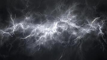 ein schwarz und Weiß Bild von ein Blitz Bolzen foto