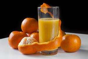 Glas von gesund frisch Saft von Mandarinen auf schwarz Hintergrund foto