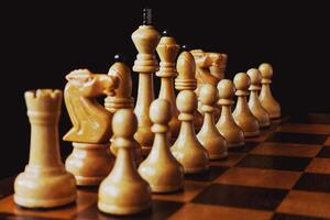 Perspektive Aussicht von hölzern Weiß Schach Stücke im ein Start Position foto