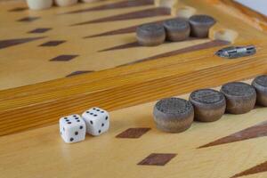 hölzern Backgammon Tafel foto