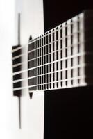 klassisch Gitarre Nahansicht mit flach Tiefe von Feld foto
