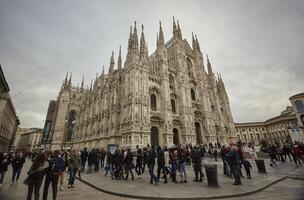 Mailand Italien 10 März 2020 Mailand Kathedrale mit Touristen und Menschen spazieren gehen en Masse auf das Platz foto