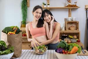 asiatisch Paar von gleich Sex Ehe umarmen jeder andere während Kochen gesund Salat zusammen im Küche während Stolz Monat zu fördern Gleichberechtigung und Unterschiede von homosexuell und Diskriminierung foto