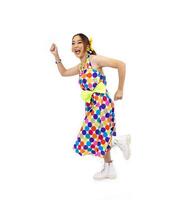 asiatisch Hippie Frau Kleid im 80er Jahre Jahrgang Kleid Mode mit bunt retro Funk Disko Kleidung während Tanzen isoliert auf Weiß Hintergrund zum schick Outfit Party und Pop Kultur Verwendungszweck foto