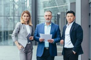 Geschäft Team, männlich und weiblich Kollegen im Geschäft Kleider in der Nähe von das Büro sind suchen beim das Kamera ernst und zuversichtlich Geschäft Menschen foto