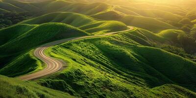 Autobahn Landschaft beim bunt Sonnenuntergang im Sommer. Berg Straße Landschaft beim Dämmerung. schön Natur Landschaft im Grün Berge. Reise Landschaft zum Sommer- Ferien auf Autobahn. hoch Qualität Foto