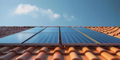 Photovoltaik Paneele auf das Dach . Dach von Solar- Tafeln. Aussicht von Solar- Paneele , Solar- Zelle im das Dach Haus mit Sonnenlicht. hoch Qualität Foto