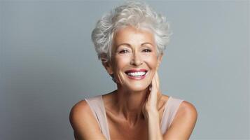 schön Alten Frau lächelnd, Fachmann Studio Fotografie Stil. Senior Dame mit grau Haar. großartig zum Hautpflege Werbung. foto