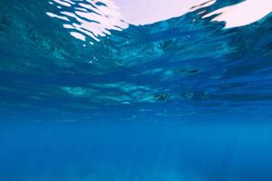 tropisch transparent Meer unter Wasser im Tropen foto