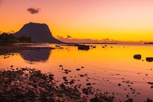 Angeln Boote im das Meer beim Sonnenuntergang Zeit. le Morgen Berg im Mauritius. foto