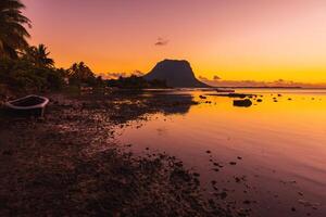 Boote und ein ruhig Ozean beim hell Sonnenuntergang Zeit. le Morgen Berg im Mauritius. foto