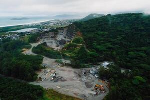 Steinbruch Ausgrabung und Berg im Florianopolis. Antenne Aussicht foto