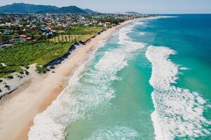 Urlaub Strand und Ozean mit Wellen im Brasilien. Antenne Aussicht von Morro das pedras foto