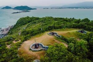 Antenne Aussicht von Küste mit alt Waffen von 19 .. Jahrhundert und Ozean auf Santa Katarina Insel, Brasilien foto